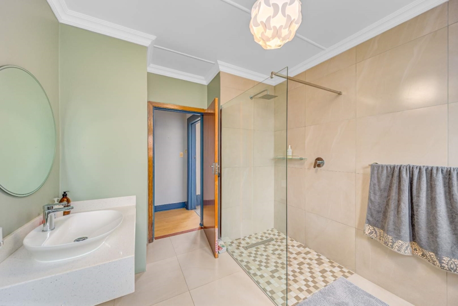 5 Bedroom Property for Sale in Beacon Bay Eastern Cape